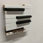 "Der Orchestergraben" | MDF-Block, Klaviertasten, Nägel | 15 x 15 cm 