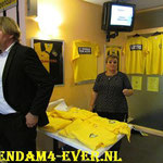 Henk Eising met op de achtergrond de cultshirts Veendam4-ever in het gronings SC Veendam Veur Altied