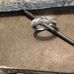 Ring bicolor mit Blautopas (beh.) und Brillant