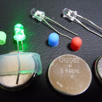光の三原色を赤緑青LEDとボタン電池を使って、作り出します。