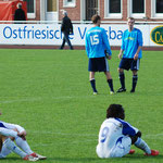 Oktober 2012: Enttäuscht kauern Robert Plichta und Enock Maguru nach dem 1:1 gegen Dodesheide auf dem Rasen des Hoheellernstadions. Der VfL hatte den Gegner vor allem vor der Pause klar dominiert - am Ende reichte es aber nur für einen enttäuschenden Punk