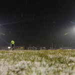 März 2013: Winterspiele im Hoheellernstadion. Doch dem VfL gefällt die "Schneeballschlacht" gegen Pewsum. Germania gewinnt überraschend deutlich mit 4:1. 