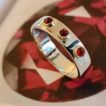 Zilver met granaatjes in gouden zetkastjes