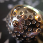 Hoogglans zilver met een bolletje goud