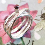 Zilver met zgn. 'zwarte parel'.