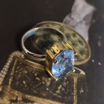 Oude ring omgeturnd tot moderne variant - goud, zilver en synthetische spinel