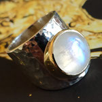 Brede zilveren ring met maansteen