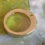 Gouden gietring met peridot en diamant