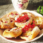 Johannisbeeren Rolls mit Vanille Pudding.