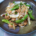 備前土に牡丹餅、土灰釉を掛け還元焼成しました。