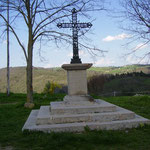 Rochefort - Croix sur la place à l'entrée du village