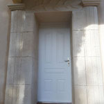 Rénovation et mise en valeur de l'entrée avec une décoration pierre et colonne