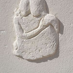 Décoration d'amoureux enlacés sur mur de clôture