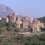 Village perché sur la route en balcon