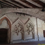 Saint Emilion: le cloître. La charpente même pierre et poutres.