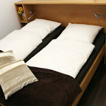 Schlafzimmer mit Doppelbett 1,80 x 2,00 m
