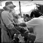 En Urkupiña un peregrino es sahumado por una especialista ritual para ofrecer a los seres tutelares una ofrenda que le permita disfrutar de un buen año.