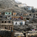 Asentamiento humano en los alrededores de Lima. Es una "barriada urbano-popular" tomada al cerro. En ella, la vida tiene una dimensión extraordinaria.