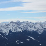 Wir sind in der Nähe von Murnau gestartet und können nun schon zum Alpenkamm schauen ...