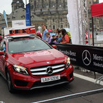 Der rote Mercedes der Laufszene kündigt den Zieleinlauf der "Ersten" Frau an ...