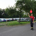 Die Feuerwehr ist hier voll im Einsatz und regelt das Parken ...