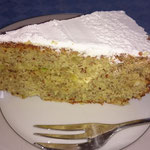 Mandelkuchen mit Marzipan, geschnitten