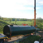 07:45 Uhr, 8,5 Tonnen PE-HD Tank wird für den Transport zur Baugrube vorbereitet