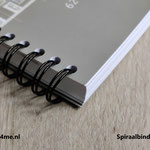 brochure met zwarte spiraalbinding