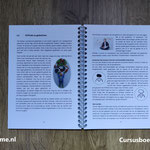 plat open liggend cursus boek met beschrijfbaar papier