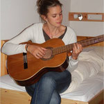 Ingrid wechselt zur Gitarre