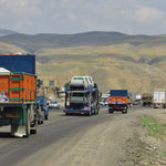 Viel Lastwagenverkehr Richtung Tehran.