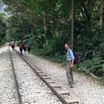 Zehntausende wandern und stolpern jedes Jahr zweieinhalb Stunden dem Bahngleis entlang nach Machu Piccu Pueblo. 