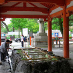 Das rituelle Mund spülen und Hände waschen vor dem Betreten der Tempel ist für die Japaner ein Muss.