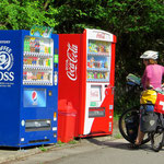 Getränkeautomaten stehen fast überall, auch abseits der Dörfer.
