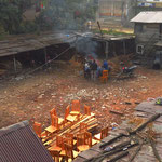 Möbelschreinerei in Kathmandu. Morgens wird wegen der Kälte erst mal ein Feuer entfacht.