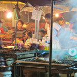 Auf dem Nachtmarkt in Kota Kinabalu. Fischessen bis genug.