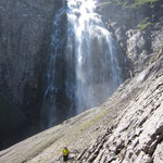 Und wieder nur Stufen, aber dieses Mal in der erfrischenden Gischt des Wasserfalls