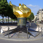 La flamme de la Liberté. Sur le pont d’Alma : Reproduction de la flamme de la statue Américaine. Elle fut offerte par « L’International Herald Tribune » en 1987, pour fêter le centenaire du journal.