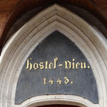 Sur une plaque de marbre noir: porte d'entrée de l'Hôtel-Dieu