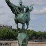 Statue équestre: Pont Bir-Hakeim