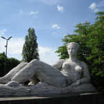 Sculpture symbolisant la Seine au Pont du Pecq