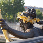 Pont Alexandre III: "Nymphe de la Neva" et les Invalides 