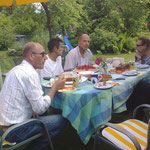 Beim Kaffeetrinken mit Freunden