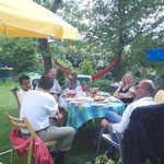 Zum Feiern kommen die Freunde gerne in den Garten