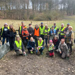 Ein großes Team beim Aufbau des Krötenzauns (c) Wolfram Staudte