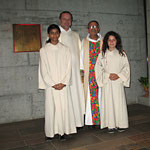2009: Padre Arnaldo und Pfarrer Peter Camenzind zusammen mit Ministranten in der Kapelle Bruder Klaus