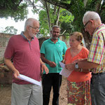Letzte Vorbesprechungen (rechts Padre Christian und Gisa, links Architekt und Bauleiter)
