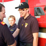 Engelbert Mistelbauer übergibt an Michael Lang das Abzeichen