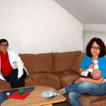 Michaela Stüben versorg den (Feuerwehr)nachwuchs