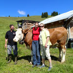 Familie Knöpfle beim Besuch ihrer Kuh Lara